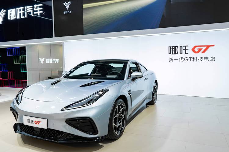 深圳334哪吒汽车在智能汽车领域的表现，领途汽车在新能源汽车市场中的影响力